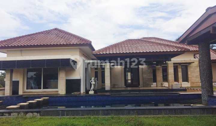 Rumah Lama Terawat Dengan Kolam Renang di Sektor 9 Bintaro