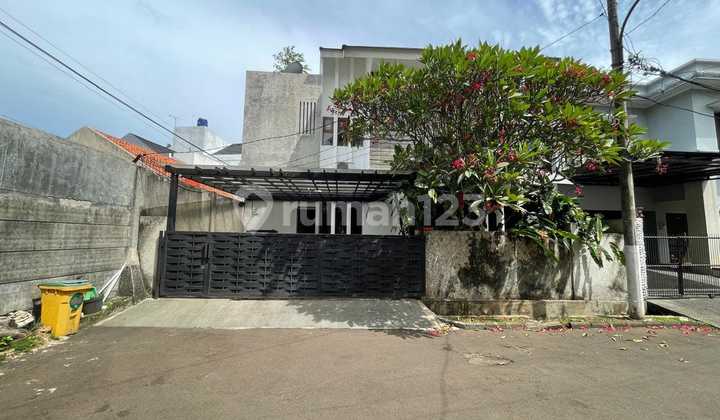 Corner House Facing South Semi Furnished in Sector 9 Bintaro