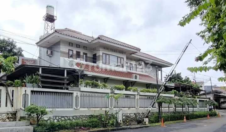 Rumah Hook Tanah Luas Lokasi Strategis di Sektor 2 Bintaro