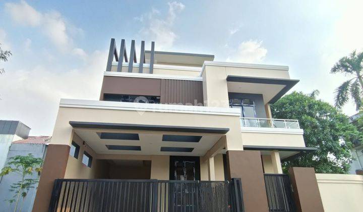 Rumah 3 Lantai Full Furnished Dalam Cluster di Bsd  1