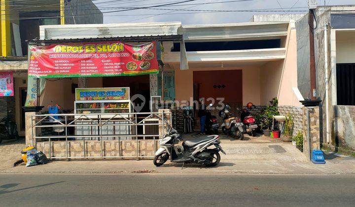 RUMAH dan TEMPAT USAHA NOL JALAN DEKAT KAMPUS KANJURUHAN SUKUN KOTA MALANG DILINTASI KENDARAAN BERMOTOR RAME 1