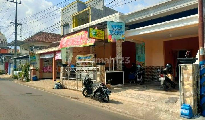 RUMAH dan TEMPAT USAHA NOL JALAN DEKAT KAMPUS KANJURUHAN SUKUN KOTA MALANG DILINTASI KENDARAAN BERMOTOR RAME 2