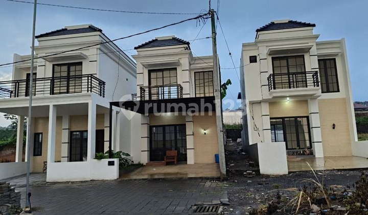 Two-Story House with Cool View Many for Rent, Good Certificate House in Batu.