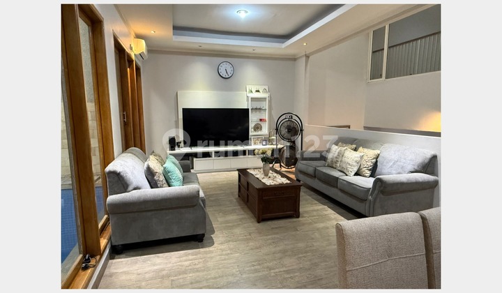 Rumah dengan Kolam Renang Full Furnished di Kebayoran Bintaro