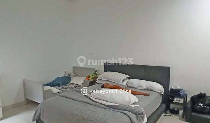 Turun Harga Rumah 3 Lantai Dengan Rooftop Siap Huni di Senayan 2