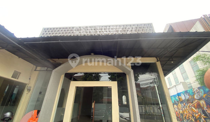 Ruang Usaha Strategis Dengan Parkiran Luas