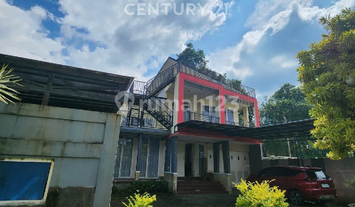 Villa Asri Luas Desain Minimalis di Cipanas, Cianjur, Jawa Barat Villa Asri Luas Desain Minimalis di Cipanas, Cianjur, Jawa Barat