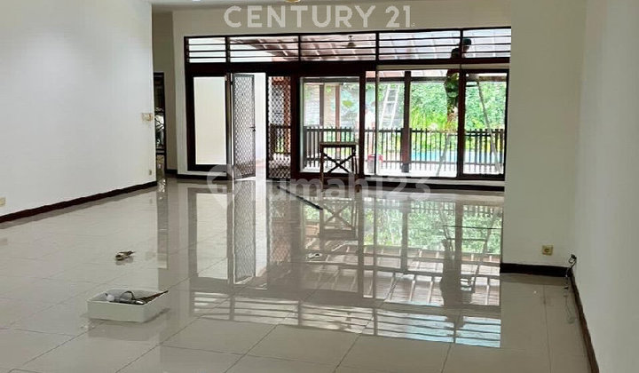 Rumah 1 Lantai dengan Halaman Luas dan Kolam Renang di Kemang 2