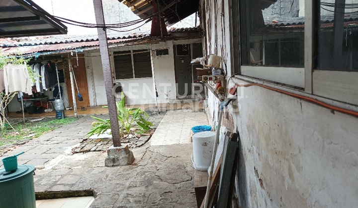 Rumah Tua Daerah Menteng Lokasi Strategis Dekat ke Stasiun