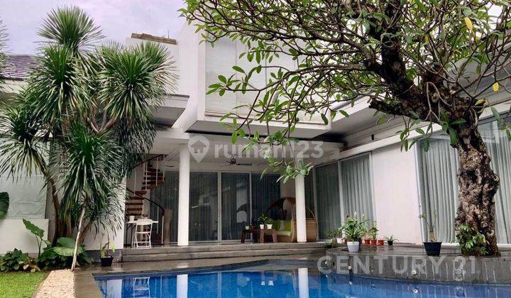 Rumah Mewah 2 Lantai Dengan Private Pool Di Ampera 1