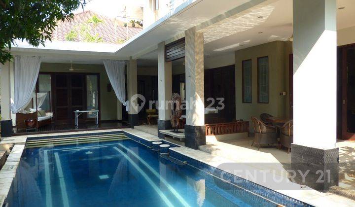 Rumah Cantik Dengan Private Pool Di Area Ampera 1