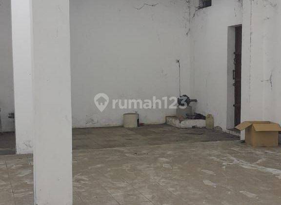 Disewakan Tempat Usaha 2 Lantai 860m² Bagus Pinggir Jalan Raya 2