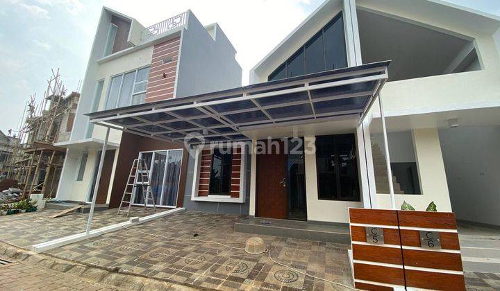 Sinar Terang di Atas Langit Rumah Rooftop Mewah di Pinggir Jalan 1