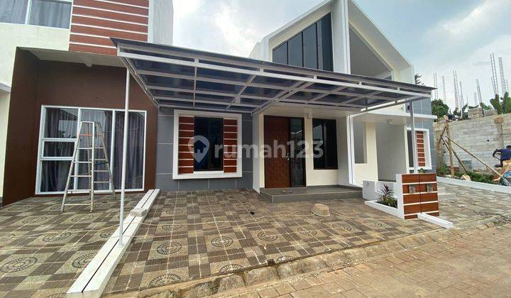 Sinar Terang di Atas Langit Rumah Rooftop Mewah di Pinggir Jalan 2