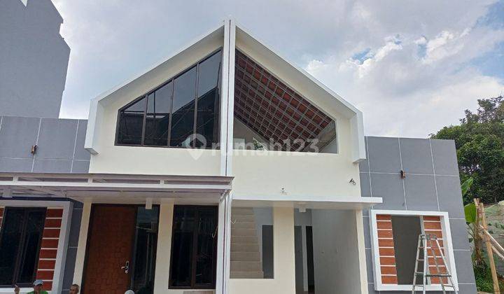 Sinar Terang di Atas Langit Rumah Rooftop Mewah di Pinggir Jalan 5