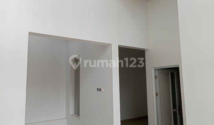 Sinar Terang di Atas Langit Rumah Rooftop Mewah di Pinggir Jalan 7