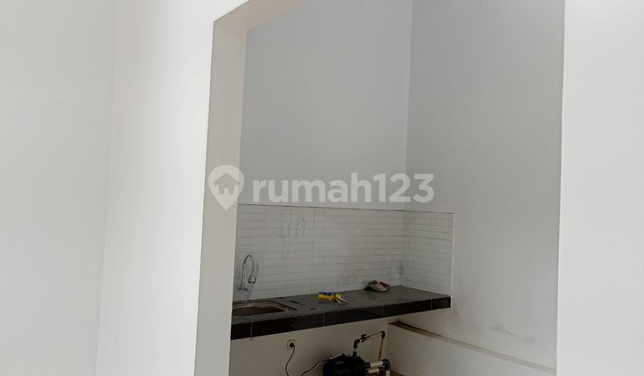 Sinar Terang di Atas Langit Rumah Rooftop Mewah di Pinggir Jalan 8