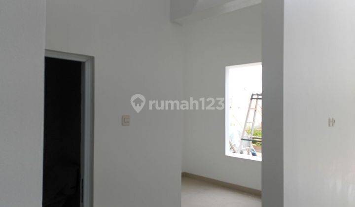 Sinar Terang di Atas Langit Rumah Rooftop Mewah di Pinggir Jalan 10