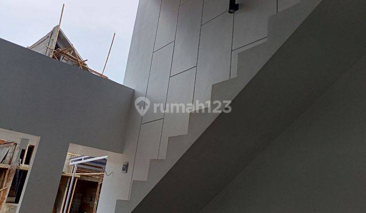 Sinar Terang di Atas Langit Rumah Rooftop Mewah di Pinggir Jalan 12