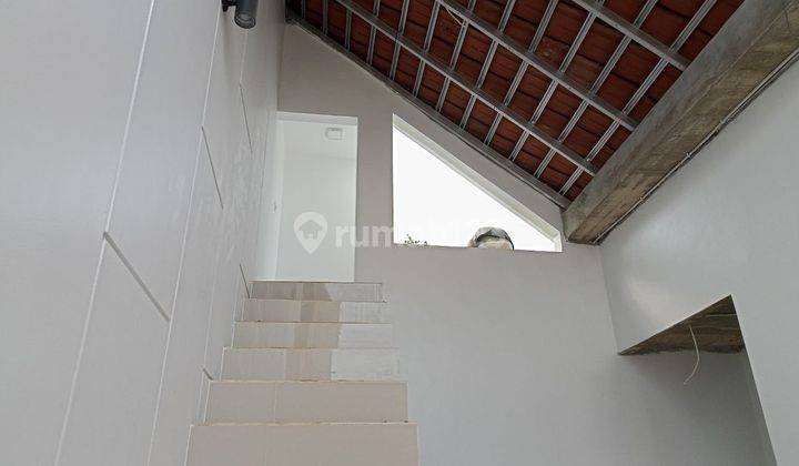 Sinar Terang di Atas Langit Rumah Rooftop Mewah di Pinggir Jalan 15