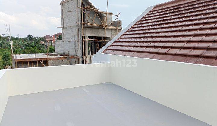 Sinar Terang di Atas Langit Rumah Rooftop Mewah di Pinggir Jalan 16