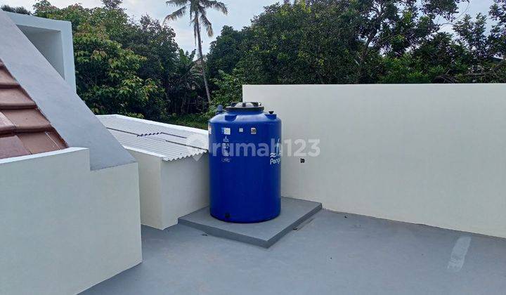 Sinar Terang di Atas Langit Rumah Rooftop Mewah di Pinggir Jalan 17