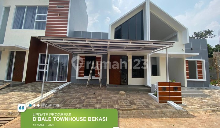 Sinar Terang di Atas Langit Rumah Rooftop Mewah di Pinggir Jalan 19