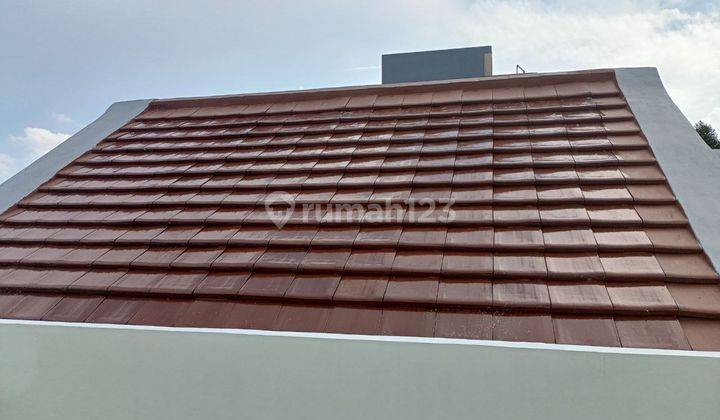 Sinar Terang di Atas Langit Rumah Rooftop Mewah di Pinggir Jalan 18