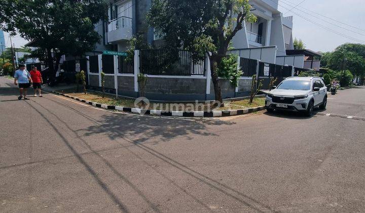 Rumah Modern 2 1/2 Lantai Luas 300 m2 di Lahan 192 m2 pulomas utara 1 jakarta timur 2