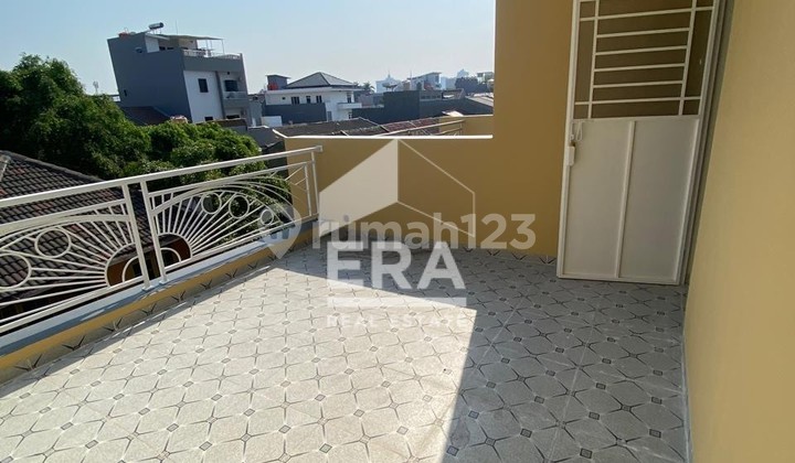 House on Mangga Street 8, 3 Floors, 2.2m, Duri Kepa Greenville, West Jakarta 2