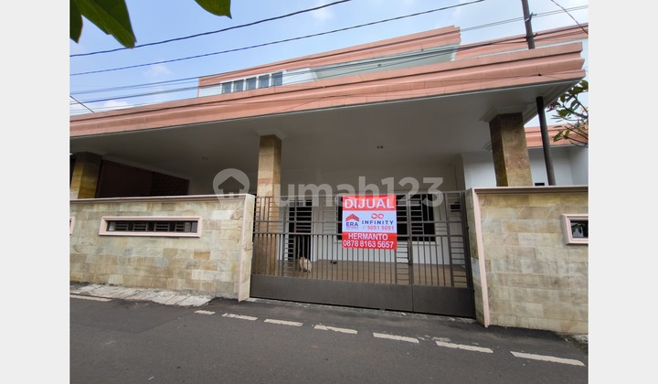 Rumah 2 lantai dengan view serta dekat ke stasiun Kereta Cepat bandung pangkalan jati, nggak jauh dari jalan raya jatiwaringin  jakarta timur