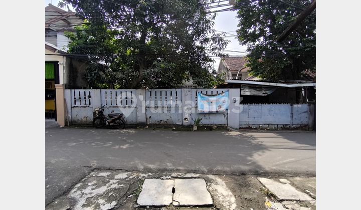 Rumah hitung tanah di jalan madrasah raya dekat haji nawi gandaria selatan jakarta selatan