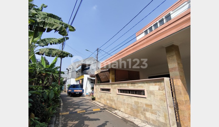 2-story house with a view and close to the Bandung Pangkalan Jati High-Speed Train station, not far from Jatiwaringin Road in East Jakarta. 2