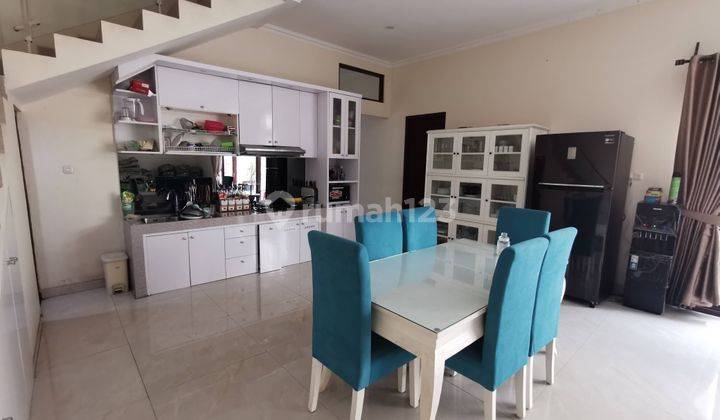 Rumah Hoek Mewah Full Furnished Ada Kolam Renang di Banjar Wijaya 1
