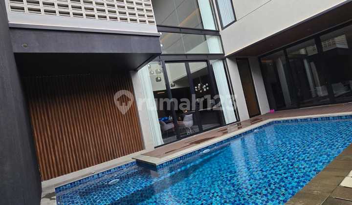 Dijual Cepat Rumah mewah Baru Ada Private Pool di Taman Giri Loka 2