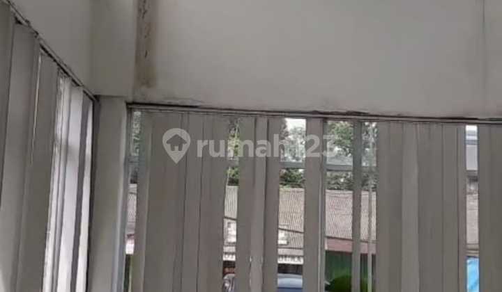 Quick Lease 2-Story Building in a Busy & Strategic Location on the Edge of Cikupa Main Road, Tangerang