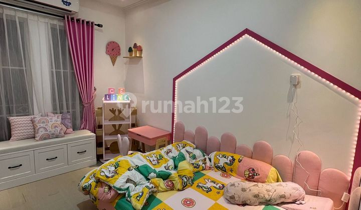 Dijual Rumah 3 Lantai Desain Interior Bagus di Lippo Village Mentawai Cluster Taman Singosari