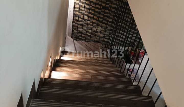Dijual Rumah Bagus Full Furnished 3 Lantai di Nusaloka BSD 2
