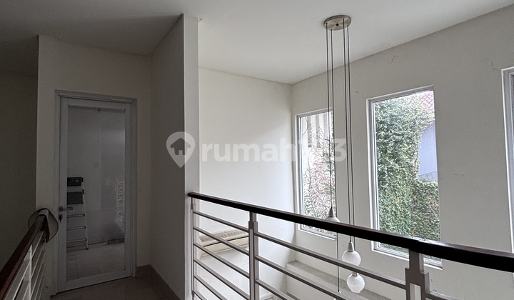 Disewakan Rumah Besar Posisi Hoek Kamar 5+3 di The Green BSD 2