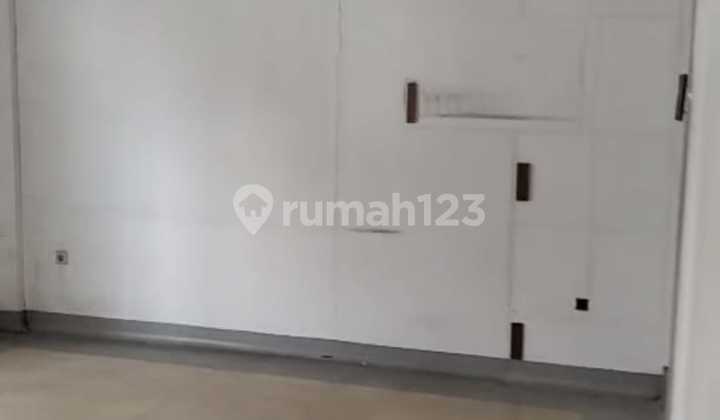 Quick Lease 2-Story Building in a Busy & Strategic Location on the Edge of Cikupa Main Road, Tangerang 2