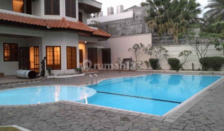 Golf View + Swimming Pool Rumah Mewah Graha Family, Surabaya 1