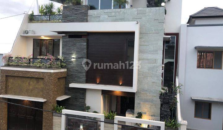 Di jual rumah cantik 3 lantai di pesanggaran denpasar 1