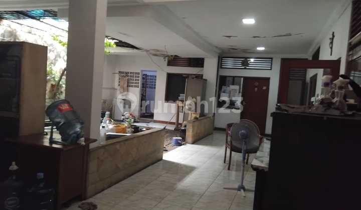 Old House for Sale in Tebet, Suitable for Building an Office, Cafe, etc. 2