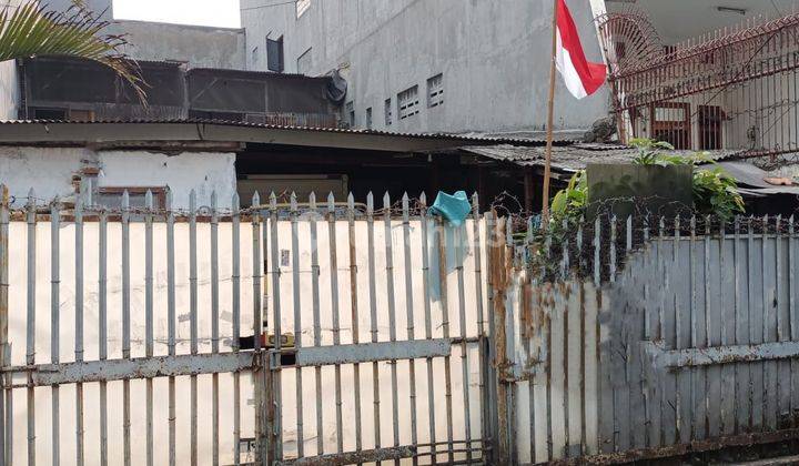 Di Jual Rumah Tua Hitung Tanah di Jelambar, Strategis Jalan Lebar 1