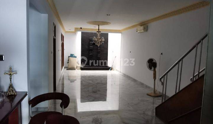 Di Jual Rumah 2,5 Lantai di Meruya, SHM, Interior Mewah 1