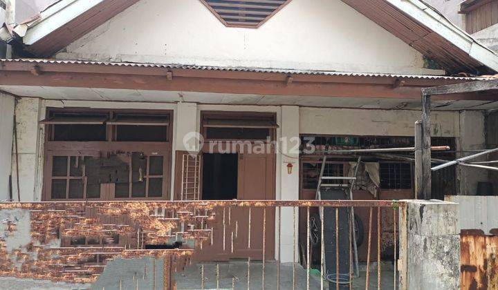 Di Jual Rumah Tua Hitung Tanah di Gajah Mada, cocok untuk Invest bangun Kos"an akses LRT 1