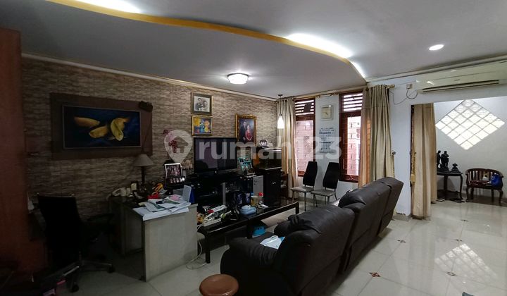Di Jual Rumah 2 Lantai Di Tomang, Semi Furnish Rapih Dan Terawat