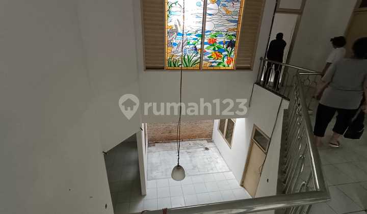 Di Jual Rumah 2 Lantai di Tomang, Dekat Pusat Perbelanjaan, Lingkungan Aman dan Nyaman 2