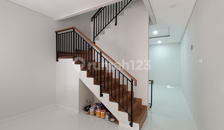 Di Jual Rumah Baru 3 Lantai Di Tomang, Minimalis Siap Huni 2