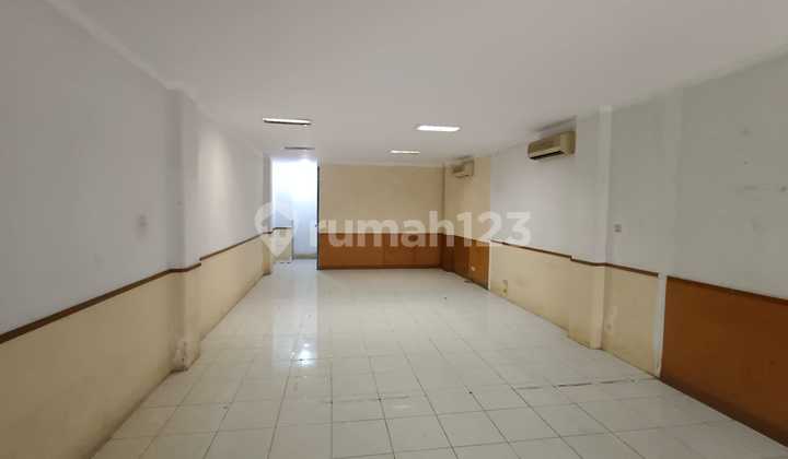 Di Jual Ruko 4 Lantai di Kebon Jeruk, Dalam Komplek Cocok untuk Kantor